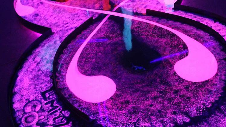 Infinity, Unendlichkeit - das ist das Thema dieser Minigolf-Bahn in der Schwarzlichtfabrik Würzburg. Foto: Diana Fuchs