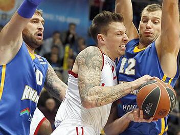 Eine typische Szene aus dem Hinspiel: Die Bamberger wurden immer wieder von der knallharten Verteidigung Khimkis gestoppt. Daniel Theis (mit Ball), dessen Einsatz fraglich ist, wird hier von Dmitry Sokolov (l.) und Sergey Monia gedoppelt. Foto: dpa