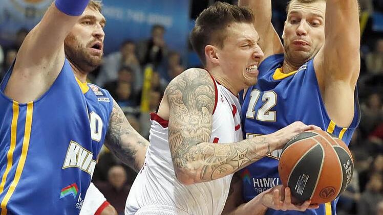 Eine typische Szene aus dem Hinspiel: Die Bamberger wurden immer wieder von der knallharten Verteidigung Khimkis gestoppt. Daniel Theis (mit Ball), dessen Einsatz fraglich ist, wird hier von Dmitry Sokolov (l.) und Sergey Monia gedoppelt. Foto: dpa