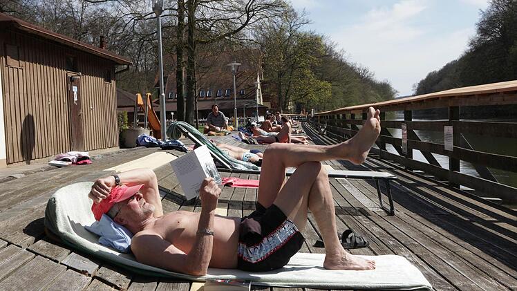 Die hölzernen Liegeflächen, auch "Studentengrill" genannt, sind heiß begehrte Plätze. Ab Ende 2017 wird die Konstruktion erneuert.Foto: Barbara Herbst/Archiv