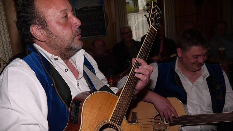 A echte Gaudi: das Wirtshaussingen in Ebersdorf bei Coburg. Foto: Berthold Köhler