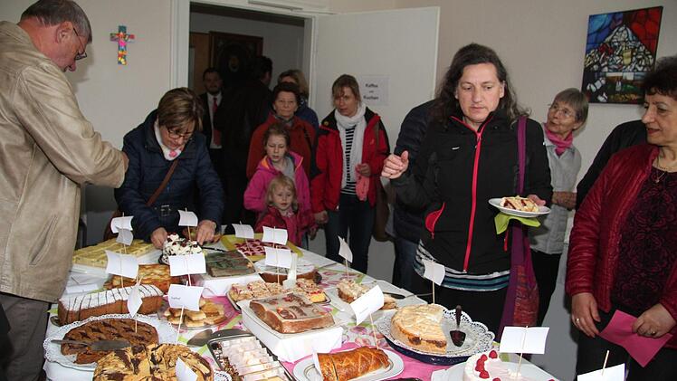 Ein großes Fest war die Einweihung des sanierten Pfarrhauses mit Erzbischof Ludwig Schick für die Pfarrei zu Unserer Lieben Frau. Foto: Sonny Adam