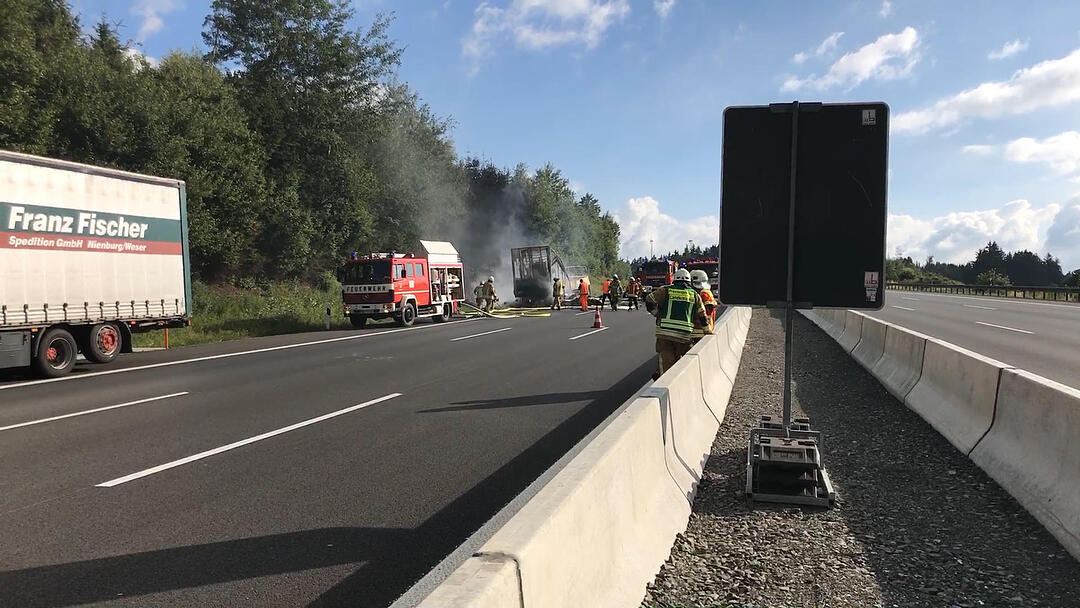 Brennender Reisebus nach Verkehrsunfall - Nach ersten Angaben mehrere Personen verletzt, zum Teil wohl auch schwer – Autobahn komplett gesperrt – Großaufgebot an Einsatzkräften vor Ort – Vier Rettungshubschrauber auf der Autobahn gelandet