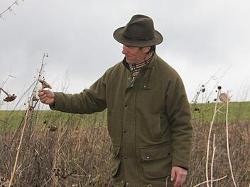 Hubertus Maximilian Freiherr von Künsberg nennt bei einer Feldbegehung gleich mehrere Gründe, weshalb er er für einen gezielten und verantwortungsvollen Einsatz von Glyphosat ist. Foto: Veronika Schadeck