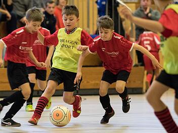 Ein Ausschnitt aus dem Spiel der F-Junioren FC Lichtenfels (rot) gegen SCW Obermain (gelb), das die Lichtenfelser mit 2:1 gewannen.  Foto: Sandy Gutgesell