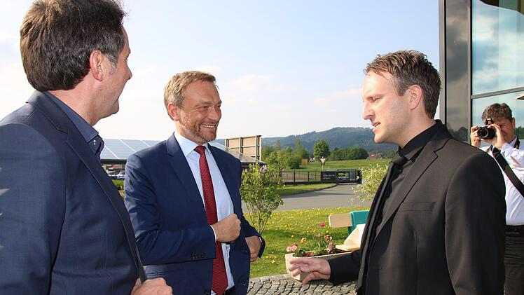 Selbst Bundesvorsitzender Christian Lindner outete sich  bei einem Firmenbesuch im Wahlkampf 2018 beim Rugendorfer Solarstrom-Investor Mario Münch (rechts) als Anhänger regenerativer Energien. Sein Kulmbacher Parteifreund Thomas Nagel hat aber was gegen "Klimaschutz mit monetärem Hintergrund". Foto: Alexander Hartmann