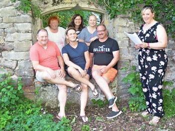 Bei der Probe für die "Modenschau im Ochsenstall" von links hinten: Elfriede Stey, Ilka Feuerpfeil, Regina Schubert. Vorne von links Michael Hohenadel, Roy Fischer, Alexander Ludwig, Sandra Brauer. Foto: Hofmann