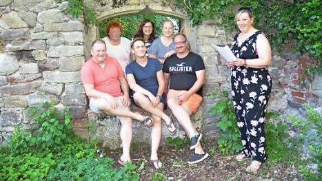 Bei der Probe für die "Modenschau im Ochsenstall" von links hinten: Elfriede Stey, Ilka Feuerpfeil, Regina Schubert. Vorne von links Michael Hohenadel, Roy Fischer, Alexander Ludwig, Sandra Brauer. Foto: Hofmann