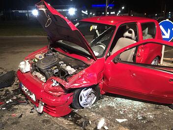 Am Freitagmorgen hat sich im Stadtgebiet von Bayreuth ein schwerer Unfall ereignet. Ein Mann musste durch die Feuerwehr aus seinem total zerst&ouml;rtem Auto befreit werden. Foto: Bauernfeind/News5