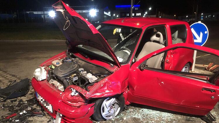 Am Freitagmorgen hat sich im Stadtgebiet von Bayreuth ein schwerer Unfall ereignet. Ein Mann musste durch die Feuerwehr aus seinem total zerstörtem Auto befreit werden. Foto: Bauernfeind/News5