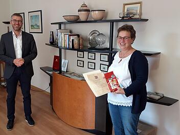 Bürgermeister Jochen Vogel beglückwünscht Gabriele Friedrich. Foto: Silvia Reinelt