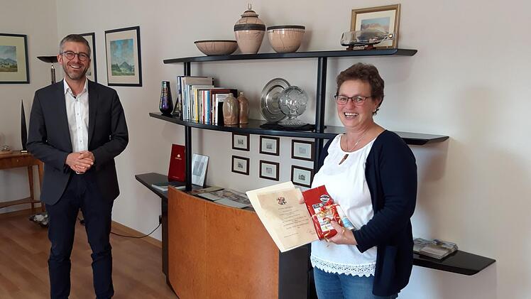 Bürgermeister Jochen Vogel beglückwünscht Gabriele Friedrich. Foto: Silvia Reinelt