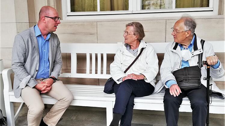 Diakon Maik Richter (links) im Gespräch mit Senioren. Foto: Sigismund von Dobschütz