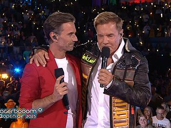 Das Titanentreffen beim "Schlagerbooom" (ARD) blieb zwischen Florian Silbereisen und Dieter Bohlen friedlich. Statt Stress gab's Umarmungen und ein Rock-Duett.