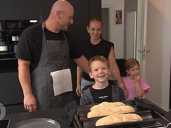 Das perfekte Dinner - Tag 2 Julians härteste Kritiker sind seine Kinder: "Die Käsespätzle vom Papa waren eklig."