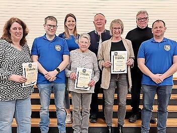 Die Vorst&auml;nde mit den geehrten Vereinsmitgliedern.