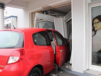 In der Werkstatt eines Optikergeschäfts   in Kulmbach  ist dieser  Renault  gelandet.  Fotos: Alexander Hartmann