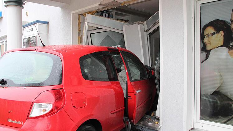 In der Werkstatt eines Optikergeschäfts   in Kulmbach  ist dieser  Renault  gelandet.  Fotos: Alexander Hartmann