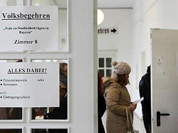 Schlangestehen: Viele Bamberger nutzen die Mittagspause, um sich für das Volksbegehren einzutragen. Foto: Michael Gründel