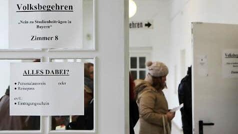 Schlangestehen: Viele Bamberger nutzen die Mittagspause, um sich für das Volksbegehren einzutragen. Foto: Michael Gründel