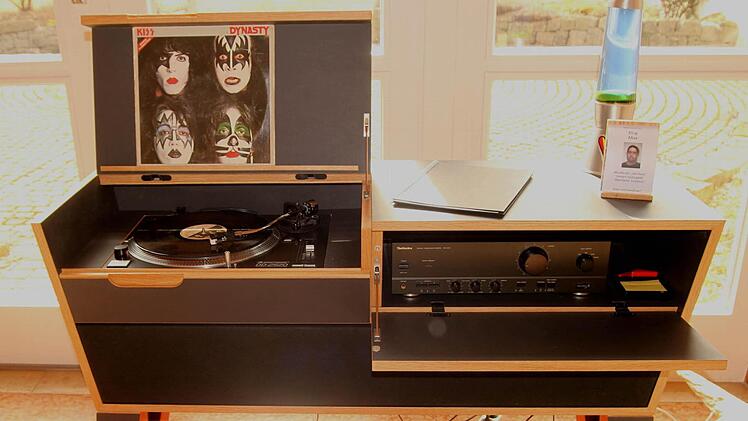 Eine Musiktruhe "old chest" aus Eiche geölt und Oberfläche Linoleum