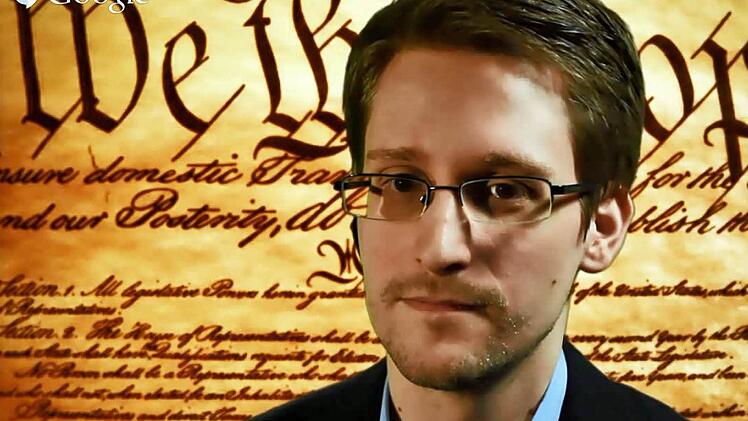 Edward Snowden im Google Hangout. Screenshot: YouTube