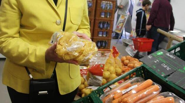 Selbstgemachte Eiernudeln und frisches Obst und Gemüse - da konnte auch die Vizepräsidentin des Bayerischen Landtages Inge Aures (SPD) nicht widerstehen und "erledigte" ihren Wochenendeinkauf im RugenDorfladen