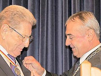 Mit Stolz geschwellter Brust ließ sich Eugen Braun (links), der zum Altbürgermeister ernannt worden war, von Bürgermeister Robert Hümmer die Ehrennadel der Gemeinde Altenkunstadt ans Revers heften.