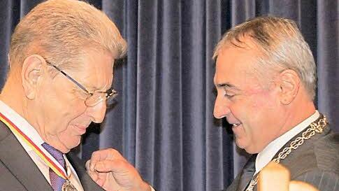 Mit Stolz geschwellter Brust ließ sich Eugen Braun (links), der zum Altbürgermeister ernannt worden war, von Bürgermeister Robert Hümmer die Ehrennadel der Gemeinde Altenkunstadt ans Revers heften.