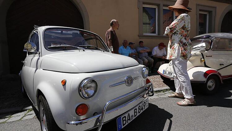 Die Damen behütet, die Autos "oben ohne".Fotos: Matthias Hoch