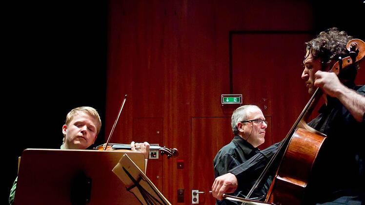 Der Geiger Pekka Kuusisto, der Pianist Alexander Lonquich und der Cellist Nicolas Altstaedt (von links) begeisterten bei ihrem Gastspiel im Kongresshaus. Foto: Jochen Berger
