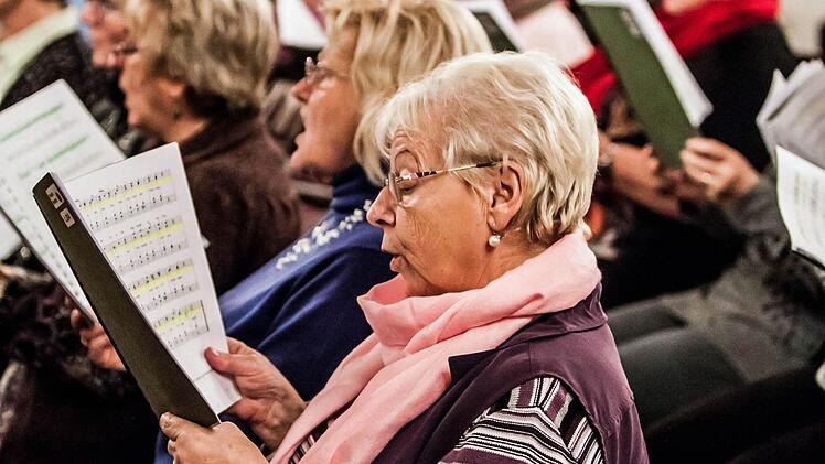Impressionen von der Probenarbeit an Helmut Mitzenheims "Weihnachtsoratorium".Foto: Jochen Berger