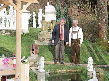 Fit und voller Tatendrang: Karl Schmidtchen (rechts) wurde 80 Jahre alt. Bürgermeister Siegfried Beyer gratulierte, der bei dieser Gelegenheit Schmidtchens neue Bauwerke besichtigte. Foto: Klaus Klaschka