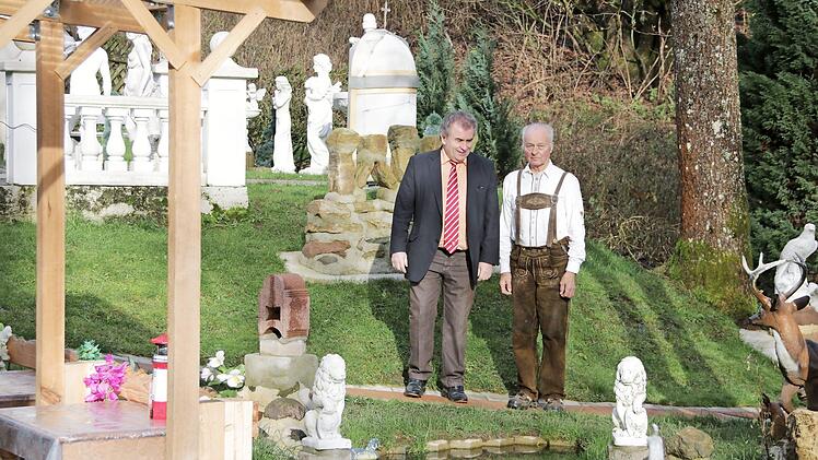 Fit und voller Tatendrang: Karl Schmidtchen (rechts) wurde 80 Jahre alt. Bürgermeister Siegfried Beyer gratulierte, der bei dieser Gelegenheit Schmidtchens neue Bauwerke besichtigte. Foto: Klaus Klaschka