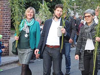 Stadtmarketingverein und Aktionsgemeinschaft Treffpunkt  gehen schon seit Jahren gemeinsame Wege (hier Vorstandsmitglieder beim Korbmarkt-Einzug 2017). Jetzt sollen die beiden Vereine zu einem zusammengeführt werden.  Popp