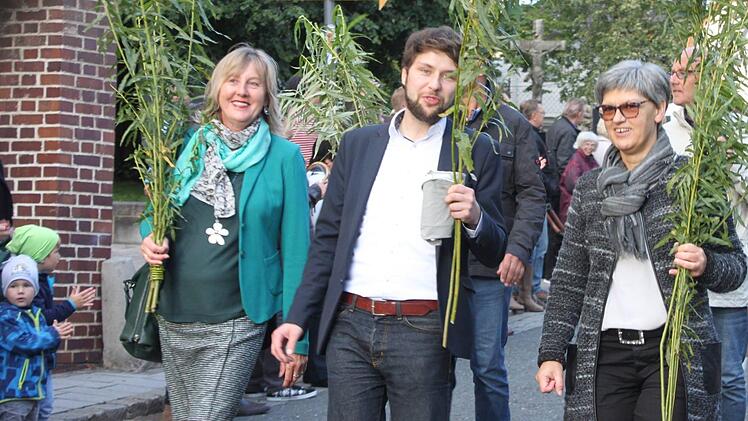 Stadtmarketingverein und Aktionsgemeinschaft Treffpunkt  gehen schon seit Jahren gemeinsame Wege (hier Vorstandsmitglieder beim Korbmarkt-Einzug 2017). Jetzt sollen die beiden Vereine zu einem zusammengeführt werden.  Popp