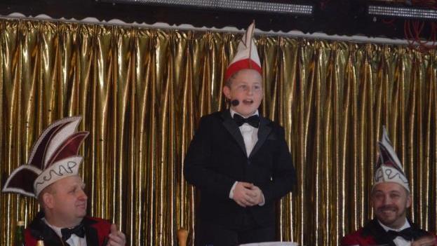 Der zehnj&auml;hrige Max G&ouml;bel vertrieb Sitzungspr&auml;sident Willi Fu&szlig; von seinem Platz und &uuml;bernahm die Leitung der Sitzung.