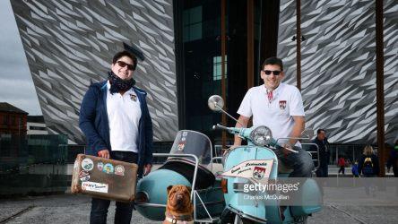 Michael und Silke Auer sowie ihr Hund Mia mit ihrer Vespa Struzzo. Bei den "Vespa World Days" in Belfast wurde ihr Gespann als schönstes Vespa-Gefährt ausgezeichnet. Foto: Getty Image/Charles McQuilln.