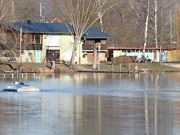 19 Aktive der Wasserwacht leisteten im Jahr 2018 am Naturbad Ebensfeld 476 Stunden Wachdienst. Beklagt wurde, dass es an Naturbad immer wieder zu Vandalismus kommt. Archivbild: Matthias Einwag