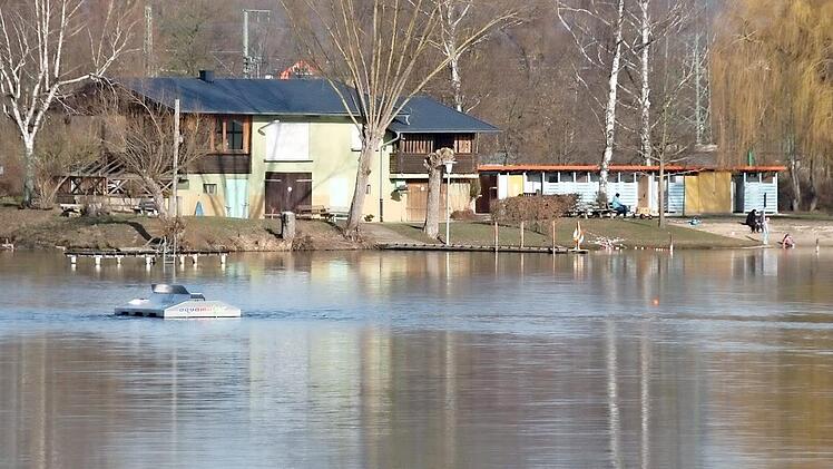 19 Aktive der Wasserwacht leisteten im Jahr 2018 am Naturbad Ebensfeld 476 Stunden Wachdienst. Beklagt wurde, dass es an Naturbad immer wieder zu Vandalismus kommt. Archivbild: Matthias Einwag
