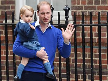 Prinz William und sein Sohn Prinz George zeigen sich auf diesem Foto fast im Partnerlook. Üblicherweise ist das ein Trend, den Mütter und Töchter pflegen. Andy Rain, dpa