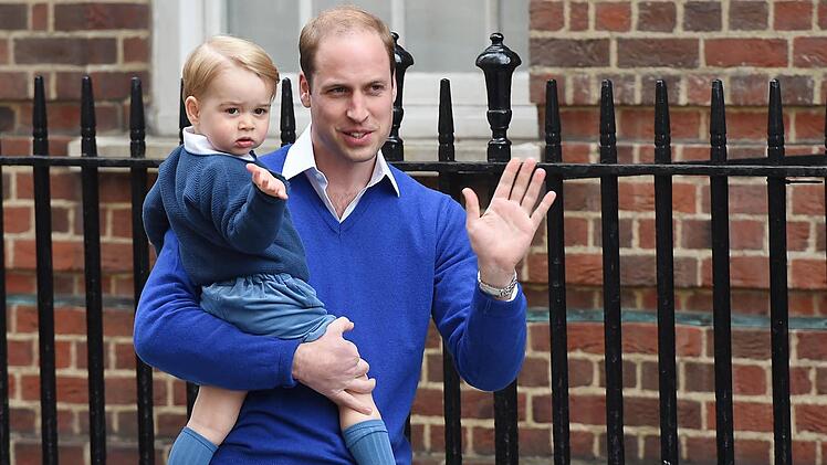 Prinz William und sein Sohn Prinz George zeigen sich auf diesem Foto fast im Partnerlook. Üblicherweise ist das ein Trend, den Mütter und Töchter pflegen. Andy Rain, dpa