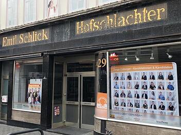 Nicht erlaubt: Wahlwerbung am beziehungsweise im Schlick-Gebäude, das der städtischen Wohnbau gehört.Foto: privat