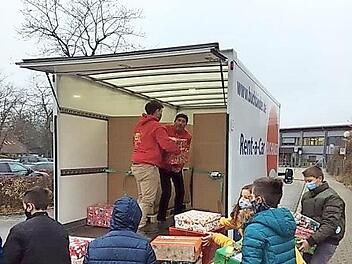 Auch in diesem Schuljahr beteiligte sich die Siegmund-Loewe-Schule an der Weihnachtsaktion "Geschenk mit Herz". Dabei kamen heuer 140 Weihnachtspäckchen zusammen.  Foto: RS II
