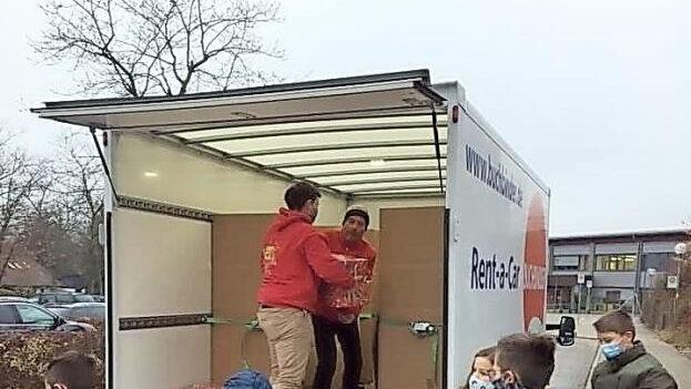 Auch in diesem Schuljahr beteiligte sich die Siegmund-Loewe-Schule an der Weihnachtsaktion "Geschenk mit Herz". Dabei kamen heuer 140 Weihnachtspäckchen zusammen.  Foto: RS II
