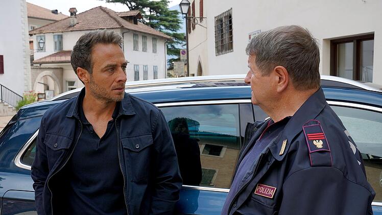 Jonas Kerschbaumer (Gabriel Raab, links) hat seinem Vater Peter (Hanspeter Müller-Drossaart) bisher nichts von seinen Schwierigkeiten erzählt.