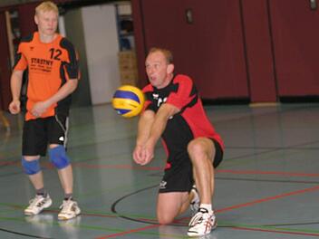 Neuzugang Frank Päckert (rechts) hat sich schon an das  Klima in der Bezirksliga gewöhnt, konnte jedoch trotz guten Einsatzes als Libero die beiden Niederlagen in Memmelsdorf nicht verhindern.
