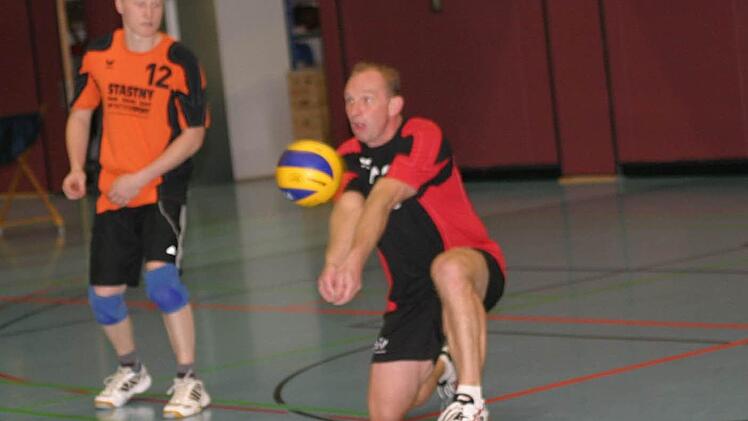 Neuzugang Frank Päckert (rechts) hat sich schon an das  Klima in der Bezirksliga gewöhnt, konnte jedoch trotz guten Einsatzes als Libero die beiden Niederlagen in Memmelsdorf nicht verhindern.