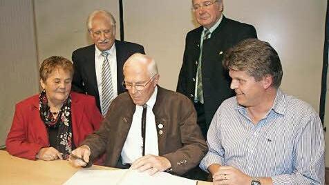 Die Oerlenbacher Retzbachwallfahrt kann sich auf langjährige und treue Helfer stützen. Hier tragen sich von links Maria Seidl, Bernhard Kuhn und Kurt Federau in das Ehrenbuch ein. Dahinter die Wallfahrtsführer Otmar Seidl (rechts) und Otmar Lutz (links). Fotos: Stefan Geiger