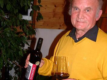 Organisator der Weinprobe im Sander Rathaussaal war als Kenner seines Faches Rudi Ruß.